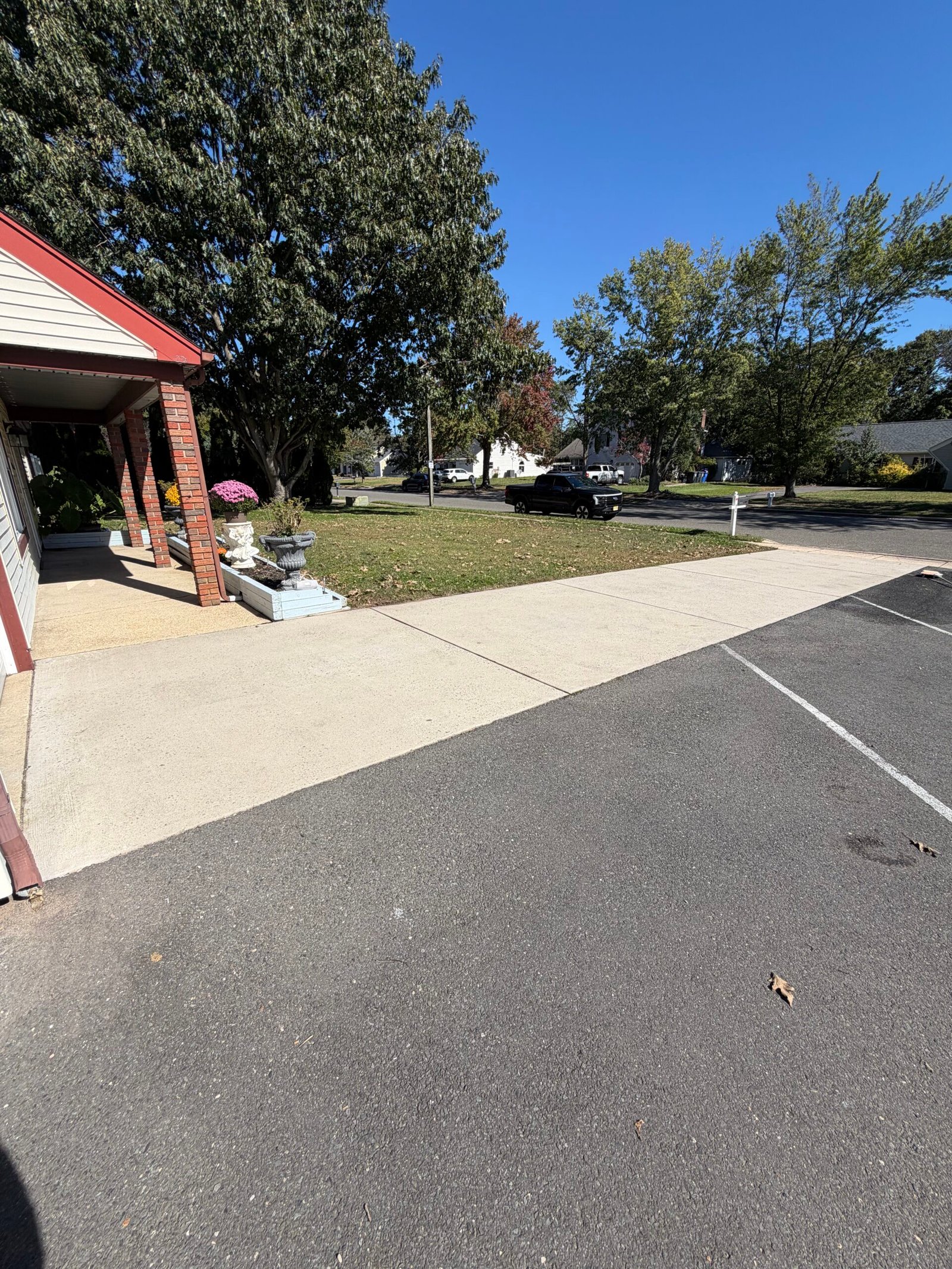 The prepared concrete strip and its transition to the adjoining asphalt.
