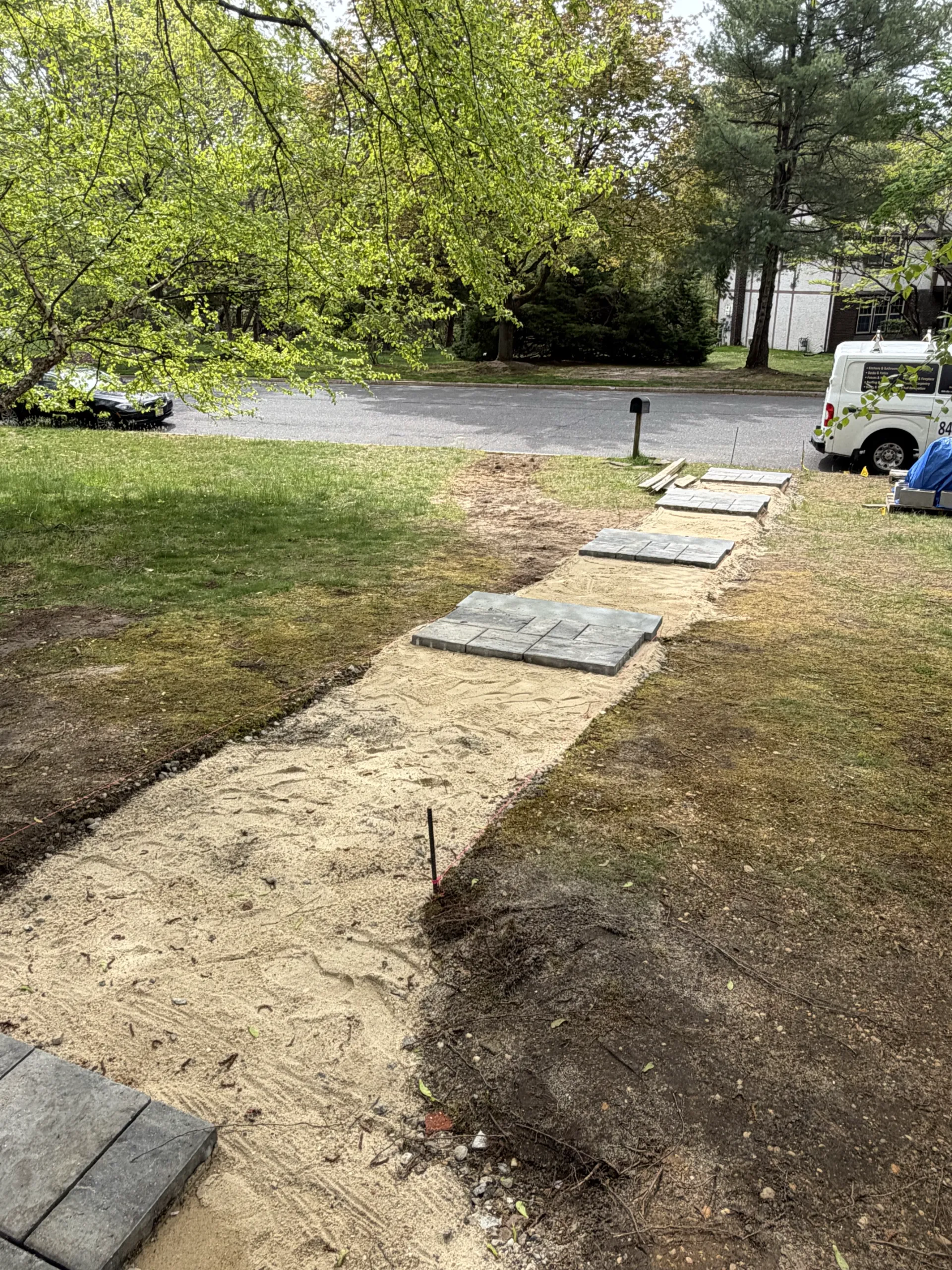 Initial paving groups along the route, with the remaining surface still unfinished.